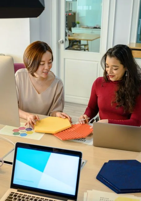 Écran d’ordinateur moderne affichant un travail de conception web, mettant en avant des visuels créatifs dans un environnement de travail.